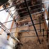 Torniamo sui nostri passi e, percorrendo un corridoio, raggiungiamo una delle zone crollate del palazzo